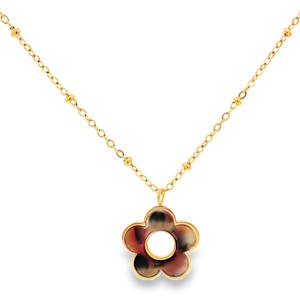 Rehaussez votre style avec ce délicat collier en acier doré, orné d'un charm en forme de fleur. Sa conception soignée et sa finition brillante en font un accessoire idéal pour ajouter une touche d'éclat à votre quotidien ou pour une occasion spéciale. Un bijou raffiné qui capture l'essence de l'élégance discrète. Fermoir mousqueton avec 5 cm.
