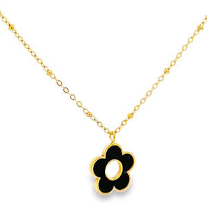 Rehaussez votre style avec ce délicat collier en acier doré, orné d'un charm en forme de fleur. Sa conception soignée et sa finition brillante en font un accessoire idéal pour ajouter une touche d'éclat à votre quotidien ou pour une occasion spéciale. Un bijou raffiné qui capture l'essence de l'élégance discrète. Fermoir mousqueton avec 5 cm.