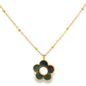 Rehaussez votre style avec ce délicat collier en acier doré, orné d'un charm en forme de fleur. Sa conception soignée et sa finition brillante en font un accessoire idéal pour ajouter une touche d'éclat à votre quotidien ou pour une occasion spéciale. Un bijou raffiné qui capture l'essence de l'élégance discrète. Fermoir mousqueton avec 5 cm.