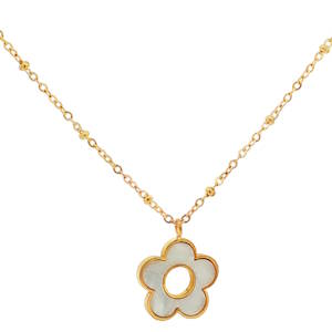 Ce collier en acier doré est un bijou délicat et raffiné. Le pendentif en forme de fleur, orné d'une perle ronde nacrée, apporte une touche de douceur et de féminité. Un accessoire parfait pour sublimer votre décolleté avec élégance et simplicité. Fermoir mousqueton avec 5 cm.