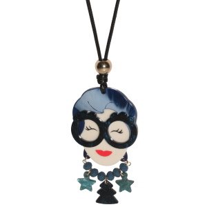 Collier sautoir fantaisie composé d'un cordon en coton ciré noir et d'un pendentif représentant une femme avec des perles rondes, des étoiles et un sapin de Noël.