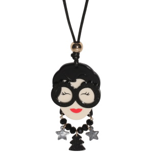 Collier sautoir fantaisie composé d'un cordon en coton ciré noir et d'un pendentif représentant une femme avec des perles rondes, des étoiles et un sapin de Noël.