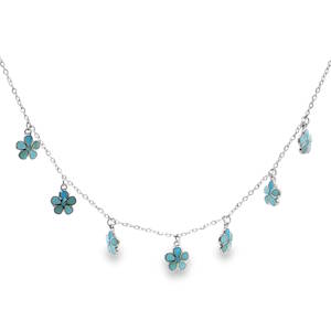 Sublime collier à charms en acier argenté. Sa chaîne délicate est ornée de multiples breloques en forme de fleur émaillée de couleurs bleues. Chaque élément est agencé avec une symétrie parfaite, offrant un mouvement fluide et gracieux. Une pièce d'exception idéale pour sublimer un décolleté avec une sophistication discrète et luxueuse. Fermoir mousqueton avec 5 cm de rallonge.