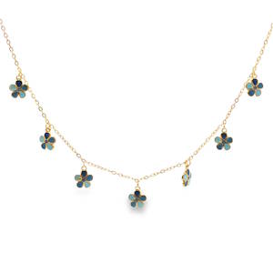 Sublime collier à charms en acier doré. Sa chaîne délicate est ornée de multiples breloques en forme de fleur émaillée de couleurs bleues. Chaque élément est agencé avec une symétrie parfaite, offrant un mouvement fluide et gracieux. Une pièce d'exception idéale pour sublimer un décolleté avec une sophistication discrète et luxueuse. Fermoir mousqueton avec 5 cm de rallonge.