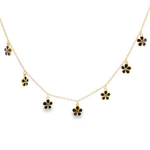 Sublime collier à charms en acier doré. Sa chaîne délicate est ornée de multiples breloques en forme de fleur émaillée de couleur noire. Chaque élément est agencé avec une symétrie parfaite, offrant un mouvement fluide et gracieux. Une pièce d'exception idéale pour sublimer un décolleté avec une sophistication discrète et luxueuse. Fermoir mousqueton avec 5 cm de rallonge.