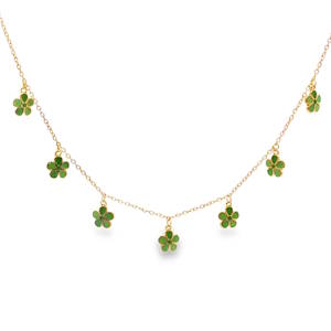 Sublime collier à charms en acier doré. Sa chaîne délicate est ornée de multiples breloques en forme de fleur émaillée de couleurs vertes. Chaque élément est agencé avec une symétrie parfaite, offrant un mouvement fluide et gracieux. Une pièce d'exception idéale pour sublimer un décolleté avec une sophistication discrète et luxueuse. Fermoir mousqueton avec 5 cm de rallonge.