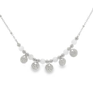 Ce collier sophistiqué en acier argenté présente un agencement raffiné de perles blanches. Chaque perle est soigneusement taillée en sphère lisse avec un polissage miroir exceptionnel, créant un contraste saisissant avec l'éclat de l'acier. Le design suspendu verticalement met en valeur la symétrie parfaite des gemmes et la finition impeccable de la structure. Un bijou intemporel alliant l'élégance du style charmeur à la profondeur mystérieuse des perles pour une allure luxueuse. Fermoir mousqueton avec 5 cm de rallonge.