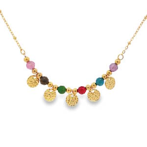 Ce collier sophistiqué en acier doré présente un agencement raffiné de perles multicolores. Chaque perle est soigneusement taillée en sphère lisse avec un polissage miroir exceptionnel, créant un contraste saisissant avec l'éclat de l'acier. Le design suspendu verticalement met en valeur la symétrie parfaite des gemmes et la finition impeccable de la structure. Un bijou intemporel alliant l'élégance du style charmeur à la profondeur mystérieuse des perles pour une allure luxueuse. Fermoir mousqueton avec 5 cm de rallonge.