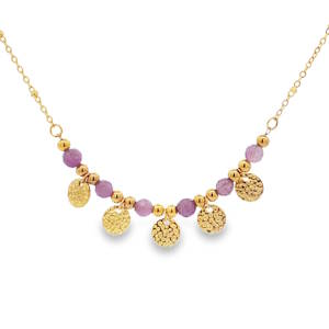 Ce collier sophistiqué en acier doré présente un agencement raffiné de perles violettes. Chaque perle est soigneusement taillée en sphère lisse avec un polissage miroir exceptionnel, créant un contraste saisissant avec l'éclat de l'acier. Le design suspendu verticalement met en valeur la symétrie parfaite des gemmes et la finition impeccable de la structure. Un bijou intemporel alliant l'élégance du style charmeur à la profondeur mystérieuse des perles pour une allure luxueuse. Fermoir mousqueton avec 5 cm de rallonge.
