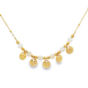 Ce collier sophistiqué en acier doré présente un agencement raffiné de perles blanches. Chaque perle est soigneusement taillée en sphère lisse avec un polissage miroir exceptionnel, créant un contraste saisissant avec l'éclat de l'acier. Le design suspendu verticalement met en valeur la symétrie parfaite des gemmes et la finition impeccable de la structure. Un bijou intemporel alliant l'élégance du style charmeur à la profondeur mystérieuse des perles pour une allure luxueuse. Fermoir mousqueton avec 5 cm de rallonge.