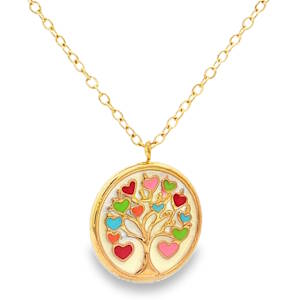 Ce superbe collier allie la symbolique intemporelle de la nature à un design moderne et coloré. Le point central de cette pièce est un médaillon circulaire finement travaillé, présentant une interprétation poétique de l'Arbre de Vie. Les branches s'élèvent avec élégance, se transformant en une multitude de petits cœurs délicats qui font office de feuillage. Chaque cœur est méticuleusement rempli d'émail aux nuances de rouge, rose, vert prairie et bleu turquoise. Ces touches de couleurs vives apportent des touches vives et joyeuses. Le motif repose sur un lit d'émail ivoire, offrant une luminosité douce qui met en valeur la structure de l'arbre. Un mousqueton sécurisé accompagné d'une chaînette d'extension, permettant d'ajuster parfaitement la taille à votre morphologie.