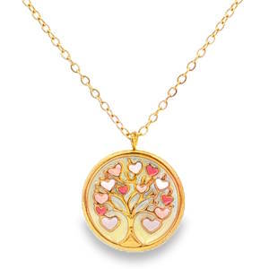 Ce superbe collier allie la symbolique intemporelle de la nature à un design moderne et coloré. Le point central de cette pièce est un médaillon circulaire finement travaillé, présentant une interprétation poétique de l'Arbre de Vie. Les branches s'élèvent avec élégance, se transformant en une multitude de petits cœurs délicats qui font office de feuillage. Chaque cœur est soigneusement rempli d'émail dans un dégradé de nuances tendres : rose poudré, fuchsia vibrant et blanc nacré. Ce travail apporte du relief et une brillance colorée au pendentif. Le motif repose sur un lit d'émail ivoire, offrant une luminosité douce qui met en valeur la structure de l'arbre. Un mousqueton sécurisé accompagné d'une chaînette d'extension, permettant d'ajuster parfaitement la taille à votre morphologie.