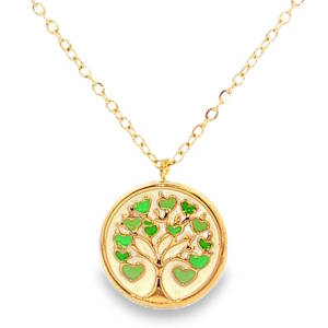 Ce superbe collier allie la symbolique intemporelle de la nature à un design moderne et coloré. Le point central de cette pièce est un médaillon circulaire finement travaillé, présentant une interprétation poétique de l'Arbre de Vie. Les branches s'élèvent avec élégance, se transformant en une multitude de petits cœurs délicats qui font office de feuillage. Chaque cœur est soigneusement rempli d'émail dans un dégradé de nuances vertes. Ce contraste entre le doré et le vert apporte une luminosité unique au bijou. Le motif repose sur un lit d'émail ivoire, offrant une luminosité douce qui met en valeur la structure de l'arbre. Un mousqueton sécurisé accompagné d'une chaînette d'extension, permettant d'ajuster parfaitement la taille à votre morphologie.