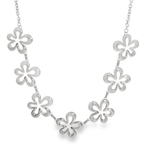 Ce collier en acier inoxydable se distingue par son design à la fois frais et printanier. C'est l'accessoire idéal pour apporter une touche de légèreté et de féminité à n'importe quelle tenue. Le collier présente une rangée centrale de sept fleurs stylisées. Chaque fleur possède cinq pétales arrondis avec un centre évidé, créant un jeu de transparence délicat. Un mousqueton sécurisé accompagné d'une chaînette d'extension, permettant d'ajuster parfaitement la taille à votre morphologie.