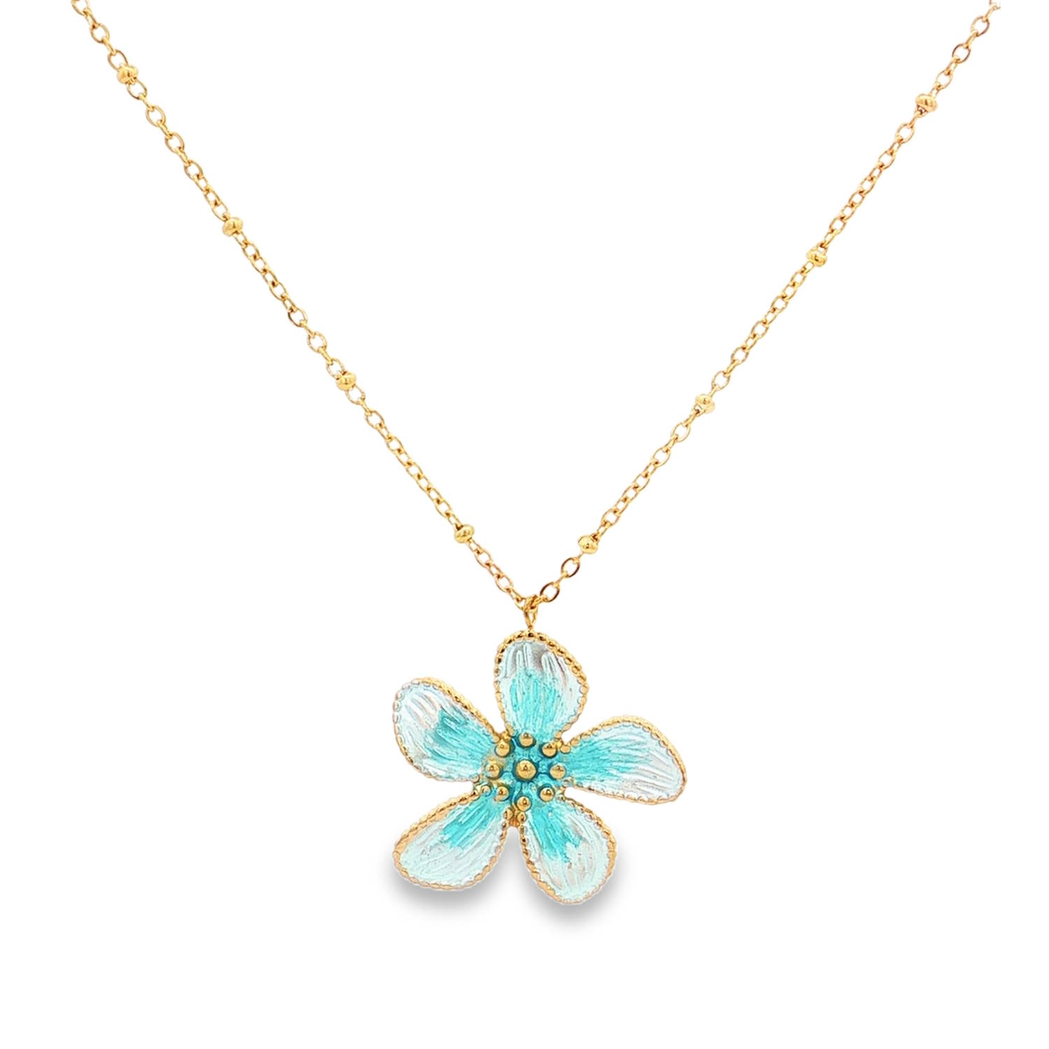 Apportez une touche de fraîcheur printanière et d'exotisme à votre décolleté avec ce collier raffiné. Alliant la robustesse de l'acier et la délicatesse d'un travail d'émaillage, ce bijou est une véritable ode à la nature.<br/>Avec pour pendentif une magnifique fleur à cinq pétales, travaillée avec un effet de texture subtil. Le cœur de la fleur est orné de petites billes dorées en relief, ajoutant du caractère et du réalisme à l'ensemble.<br/>Les pétales arborent un superbe dégradé de bleu turquoise et de blanc nacré, rappelant les nuances cristallines des eaux tropicales.<br/>Un mousqueton sécurisé accompagné d'une chaînette d'extension, permettant d'ajuster parfaitement la taille à votre morphologie. Adolescent Adulte Eté Femme Fille Fleurs Nature Printemps Apportez une touche de fraîcheur printanière et d'exotisme à votre décolleté avec ce collier raffiné. Alliant la robustesse de l'acier et la délicatesse d'un travail d'émaillage, ce bijou est une véritable ode à la nature.<br/>Avec pour pendentif une magnifique fleur à cinq pétales, travaillée avec un effet de texture subtil. Le cœur de la fleur est orné de petites billes dorées en relief, ajoutant du caractère et du réalisme à l'ensemble.<br/>Les pétales arborent un superbe dégradé de bleu turquoise et de blanc nacré, rappelant les nuances cristallines des eaux tropicales.<br/>Un mousqueton sécurisé accompagné d'une chaînette d'extension, permettant d'ajuster parfaitement la taille à votre morphologie. Adolescent Adulte Eté Femme Fille Fleurs Nature Printemps