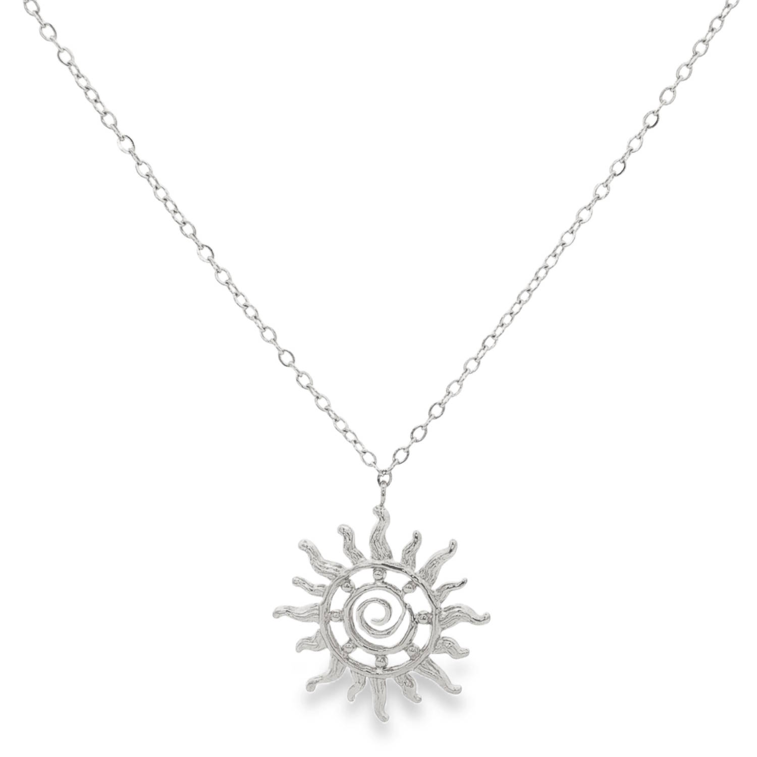 Ce collier en acier se distingue par son design à la fois solaire et bohème, idéal pour apporter une touche d'éclat et de symbolisme à votre tenue.<br/>Au centre de l'attention se trouve un soleil stylisé au fini texturé. Le cœur du pendentif arbore une spirale délicate, symbole d'évolution et d'énergie, entourée d'ajours géométriques qui rappellent une roue ancienne ou une boussole.<br/>Les rayons du soleil sont travaillés avec des formes ondulées et organiques, donnant une impression de mouvement et de chaleur naturelle.<br/>Un mousqueton sécurisé accompagné d'une chaînette d'extension, permettant d'ajuster parfaitement la taille à votre morphologie. Rond Soleil Adolescent Adulte Femme Fille Indémodable Nature Ce collier en acier se distingue par son design à la fois solaire et bohème, idéal pour apporter une touche d'éclat et de symbolisme à votre tenue.<br/>Au centre de l'attention se trouve un soleil stylisé au fini texturé. Le cœur du pendentif arbore une spirale délicate, symbole d'évolution et d'énergie, entourée d'ajours géométriques qui rappellent une roue ancienne ou une boussole.<br/>Les rayons du soleil sont travaillés avec des formes ondulées et organiques, donnant une impression de mouvement et de chaleur naturelle.<br/>Un mousqueton sécurisé accompagné d'une chaînette d'extension, permettant d'ajuster parfaitement la taille à votre morphologie. Rond Soleil Adolescent Adulte Femme Fille Indémodable Nature