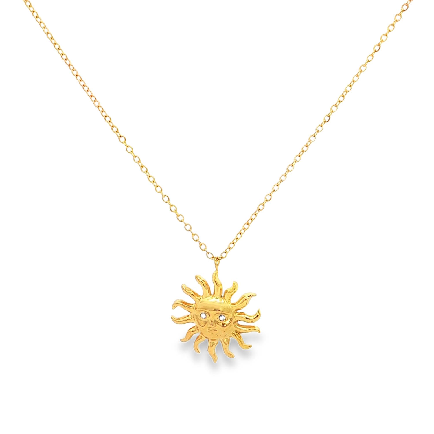 Ce collier en acier incarne un style à la fois solaire et mystique, parfait pour illuminer une tenue quotidienne avec une touche de caractère.<br/>La pièce maîtresse est un soleil anthropomorphe (avec un visage) aux traits finement gravés, rappelant les illustrations célestes vintage ou les symboles de l'astrologie. Ses rayons ondulés et inégaux lui donnent un aspect organique et artisanal.<br/>Le regard du soleil est magnifié par deux cristaux étincelants sertis à la place des yeux, apportant une pointe de luxe et un éclat subtil à chaque mouvement.<br/>Un mousqueton sécurisé accompagné d'une chaînette d'extension, permettant d'ajuster parfaitement la taille à votre morphologie. Rond Soleil Strass Adolescent Adulte Femme Fille Indémodable Nature Ce collier en acier incarne un style à la fois solaire et mystique, parfait pour illuminer une tenue quotidienne avec une touche de caractère.<br/>La pièce maîtresse est un soleil anthropomorphe (avec un visage) aux traits finement gravés, rappelant les illustrations célestes vintage ou les symboles de l'astrologie. Ses rayons ondulés et inégaux lui donnent un aspect organique et artisanal.<br/>Le regard du soleil est magnifié par deux cristaux étincelants sertis à la place des yeux, apportant une pointe de luxe et un éclat subtil à chaque mouvement.<br/>Un mousqueton sécurisé accompagné d'une chaînette d'extension, permettant d'ajuster parfaitement la taille à votre morphologie. Rond Soleil Strass Adolescent Adulte Femme Fille Indémodable Nature
