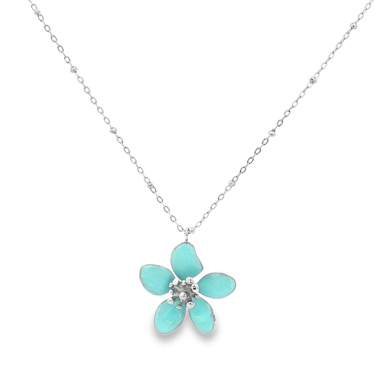 Laissez-vous séduire par ce collier raffiné qui capture l'essence même du printemps et de la légèreté. Alliant la robustesse de l'acier moderne à la délicatesse d'un travail artisanal de l'émail, ce bijou est une véritable ode à la nature et à la féminité.<br/>La pièce maîtresse de ce collier est un pendentif en forme de fleur à cinq pétales, évoquant la simplicité gracieuse d'un myosotis ou d'une fleur de cerisier imaginaire. Chaque pétale est méticuleusement orné d'un émail bleu turquoise vibrant. La finition de l'émail offre un aspect lisse et brillant qui capte la lumière avec douceur, créant des reflets changeants selon vos mouvements.<br/>Au cœur de la fleur, un pistil délicat composé de petites perles d'acier argentées apporte un relief subtil et une touche de réalisme précieux.<br/>Un mousqueton sécurisé accompagné d'une chaînette d'extension, permettant d'ajuster parfaitement la taille à votre morphologie. Adolescent Adulte Femme Fille Fleurs Indémodable Nature Laissez-vous séduire par ce collier raffiné qui capture l'essence même du printemps et de la légèreté. Alliant la robustesse de l'acier moderne à la délicatesse d'un travail artisanal de l'émail, ce bijou est une véritable ode à la nature et à la féminité.<br/>La pièce maîtresse de ce collier est un pendentif en forme de fleur à cinq pétales, évoquant la simplicité gracieuse d'un myosotis ou d'une fleur de cerisier imaginaire. Chaque pétale est méticuleusement orné d'un émail bleu turquoise vibrant. La finition de l'émail offre un aspect lisse et brillant qui capte la lumière avec douceur, créant des reflets changeants selon vos mouvements.<br/>Au cœur de la fleur, un pistil délicat composé de petites perles d'acier argentées apporte un relief subtil et une touche de réalisme précieux.<br/>Un mousqueton sécurisé accompagné d'une chaînette d'extension, permettant d'ajuster parfaitement la taille à votre morphologie. Adolescent Adulte Femme Fille Fleurs Indémodable Nature