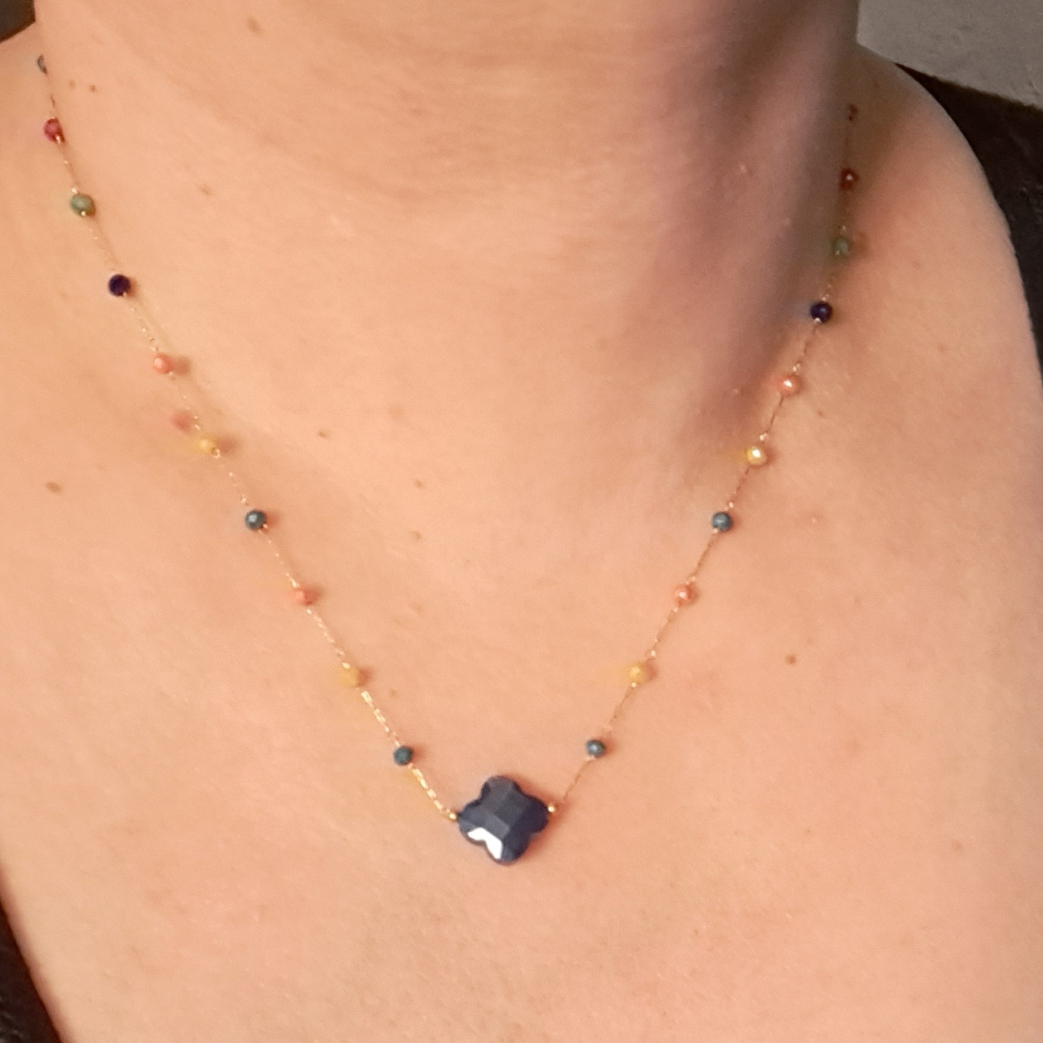 Collier composé d'une chaîne en acier doré, de perles multicolores et d'une pierre de couleur bleue.<br/>Fermoir mousqueton avec 5 cm de rallonge. Perle  Adolescent Adulte Femme Fille Indémodable 