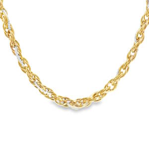 Rehaussez votre allure avec ce collier de perles raffiné, délicatement tissé dans une chaîne en acier doré. Chaque perle, façonnée en billes rondes, arbore un lustre discret, évoquant un charme classique et intemporel. Un bijou versatile qui infuse une touche d'élégance à toute tenue.