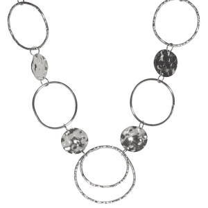 Collier sautoir composé de cercles et de pastilles rondes martelées en acier argenté. Fermoir mousqueton avec 4 cm de rallonge.