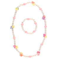 Parure pour enfant composée d'un collier élastique de perles et fleurs en matière synthétique et d'un bracelet élastique de perles en matière synthétique.