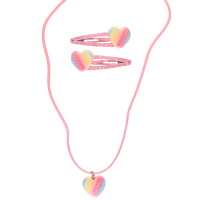 Parure fantaisie pour enfant composée d'un collier en coton ciré de couleur rose avec un pendentif cœur pavé de paillettes en arc en ciel et d'un paire de clic-clacs pour cheveux en métal rose pailletée surmontés de cœurs pavé de paillettes en arc en ciel.<br>Fermoir mousqueton en métal argenté avec 4 cm de rallonge.