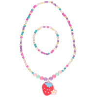 Parure fantaisie pour enfant composé d'un bracelet élastique de perles multicolores et d'un collier élastique de perles multicolores avec un pendentif en forme de fraise.