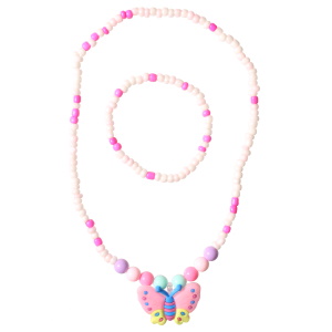 Parure fantaisie pour enfant composée d'un bracelet élastique de perles de couleur rose et blanche et d'un collier élastique de perles multicolores avec un pendentif en forme de papillon en caoutchouc multicolore.
