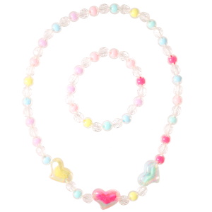 Parure fantaisie pour enfant composée d'un bracelet élastique de perles multicolores et transparentes, et d'un collier élastique de perles et de cœurs multicolores et transparentes.