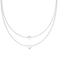 Collier double rangs composé d'une chaîne de 43 cm de long avec pendentif cœur en acier argenté, ainsi qu'une chaîne de 48 cm de long avec pendentif cœur en acier argenté. Fermoir mousqueton avec 5 cm de rallonge.