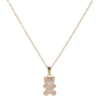 Collier composé d'une chaîne en acier doré et d'un pendentif nounours pavé de strass. Fermoir mousqueton avec 5 cm de rallonge.