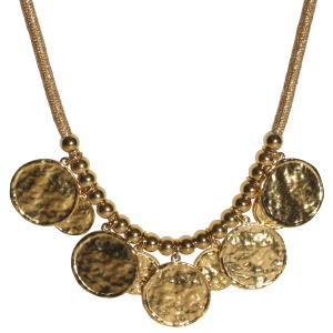 Collier composé d'un cordon en textile doré, de perles en acier doré et de pastilles rondes martelées en acier doré. Fermoir mousqueton avec 5 cm de rallonge.