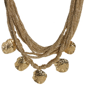 Collier multi rangs composé de 16 cordons en textile doré et de pastilles martelées en acier doré. Fermoir mousqueton avec 5 cm de rallonge.