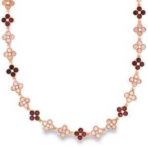 Affirmez votre féminité avec ce collier raffiné en acier doré, une pièce maîtresse qui allie la robustesse de l'acier et la délicatesse d'un motif floral intemporel. Ce collier se distingue par sa succession de charms en forme de trèfles à quatre feuilles, symboles de chance et de bonheur. Chaque fleur est minutieusement sertie de cristaux facettés, créant un jeu de lumière éblouissant à chaque mouvement.