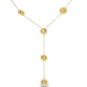 Illuminez votre style avec ce collier chaîne en acier doré éclatant. Composé de délicats motifs solaires, ce bijou raffiné apportera une touche de lumière et de positivité à votre allure. Parfait pour sublimer votre décolleté avec élégance et originalité. Fermoir mousqueton avec 5 cm de rallonge.