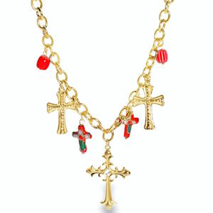 Collier en acier doré avec breloques.