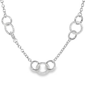 Affirmez votre style avec ce collier sophistiqué qui joue sur l'accumulation et la géométrie. Conçu pour la femme moderne, ce bijou allie la robustesse de l'acier à la finesse d'un design contemporain. Ce modèle se distingue par ses trois motifs centraux composés d'anneaux entrelacés. Chaque groupe alterne harmonieusement entre des anneaux polis pour un éclat pur et intemporel et des anneaux pavés ornés de cristaux scintillants qui capturent la lumière à chaque mouvement. Un mousqueton sécurisé accompagné d'une chaînette d'extension, permettant d'ajuster parfaitement la taille à votre morphologie.
