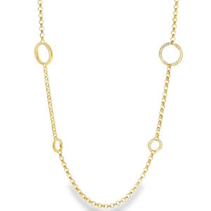 Apportez une touche d'éclat intemporel à votre silhouette avec ce magnifique collier sautoir en acier inoxydable doré. Conçu pour capturer la lumière à chaque mouvement, il se distingue par ses maillons ronds délicatement travaillés et ses anneaux entrelacés. Certains cercles arborent une finition lisse et polie, tandis que d'autres sont sertis de cristaux scintillants, créant un contraste luxueux. Un mousqueton sécurisé accompagné d'une chaînette d'extension, permettant d'ajuster parfaitement la taille à votre morphologie.