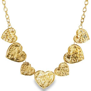 Ce collier en acier doré allie charme romantique et texture moderne. C’est une pièce à la fois lumineuse et texturée qui apporte une touche d'éclat immédiate à n'importe quelle tenue. Le collier se distingue par son arrangement en arc de cercle, composé de sept cœurs de tailles dégressives. Chaque cœur arbore une finition martelée ou pépite, qui accroche la lumière de manière irrégulière pour un rendu organique et artisanal. Un mousqueton sécurisé accompagné d'une chaînette d'extension, permettant d'ajuster parfaitement la taille à votre morphologie.