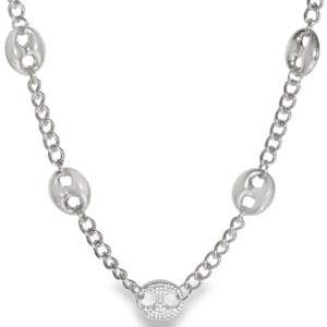 Affirmez votre style avec ce collier de caractère en acier argenté qui revisite avec modernité le célèbre maillon graine de café. Alliant robustesse et raffinement, ce bijou est la pièce maîtresse idéale pour sublimer un décolleté ou rehausser une tenue décontractée. Une alternance élégante de mailles jachère classiques et de motifs graines de café polis pour un rendu visuel dynamique et audacieux. Le médaillon central est délicatement serti de cristaux scintillants, apportant une touche de lumière et de sophistication à l'ensemble.