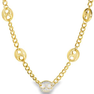 Affirmez votre style avec ce collier de caractère en acier doré qui revisite avec modernité le célèbre maillon graine de café. Alliant robustesse et raffinement, ce bijou est la pièce maîtresse idéale pour sublimer un décolleté ou rehausser une tenue décontractée. Une alternance élégante de mailles jachère classiques et de motifs graines de café polis pour un rendu visuel dynamique et audacieux. Le médaillon central est délicatement serti de cristaux scintillants, apportant une touche de lumière et de sophistication à l'ensemble.