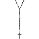 Collier sautoir chapelet en forme Y avec croix en cubes en métal canon de fusil et perles synthétiques.