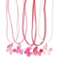 Collier fantaisie pour enfants double rangs en cordon en coton ciré et pendentif licorne en matière synthétique. Fermoir mousqueton en métal argenté avec rallonge de 4 cm. 5 coloris différents. Vendu à l'unité.