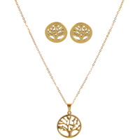 Parure composée d'une paire de boucles d'oreilles puces représentant un arbre de vie en acier doré et un collier chaîne avec un pendentif arbre de vie en acier doré.