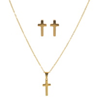 Parure composée d'une paire de boucles d'oreilles puces en forme de croix en acier doré et un collier chaîne avec un pendentif croix en acier doré.