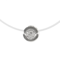 Collier composé d'un fil de nylon et d'un cristal serti clos de forme ronde. Fermoir mousqueton en acier argenté avec 4 cm de rallonge.