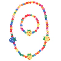 Parure pour enfant composée d'un collier et d'un bracelet élastique de perles et de fraises en bois multicolore.