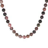 Collier composé d'un cordon de couleur rose et de perles multicolores.