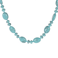 Collier composé d'un cordon de couleur rose et de perles cylindriques et ovales en pierre d'imitation turquoise.